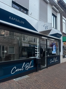 Kapsalon Coral Blue, Axel